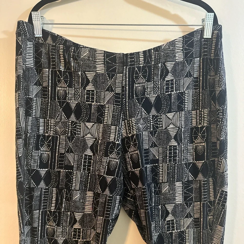 Torrid Black and Cream Patterned Leggings - Picture 2 of 7